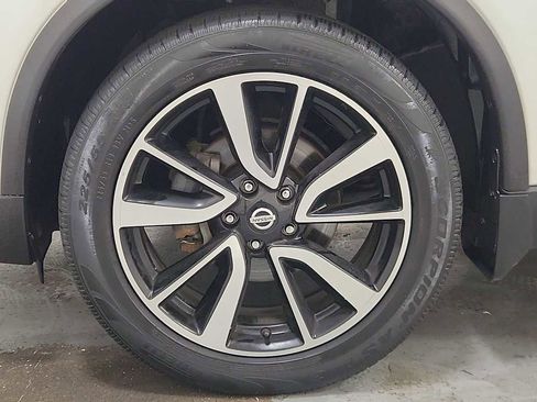 Used 2019 Nissan Rogue SL w/ Premium Package image 10