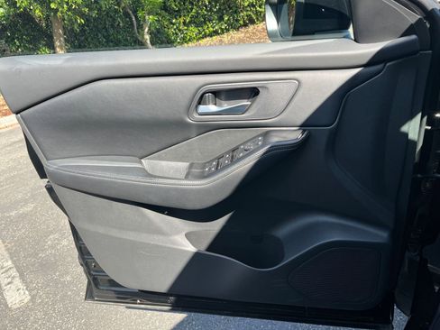 Used 2025 Nissan Rogue SV image 18