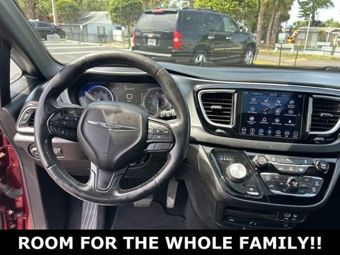 Used 2019 Chrysler Pacifica Touring-L Plus w/ S Appearance Package FWD image 18