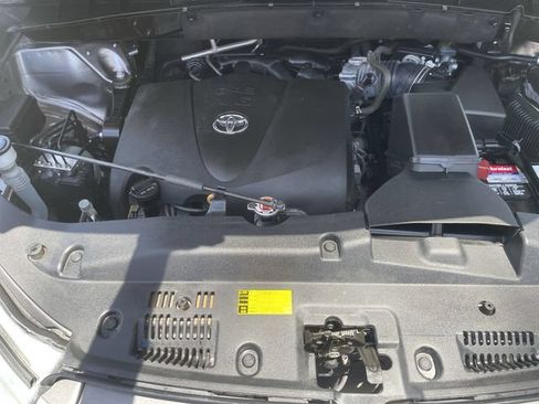 Used 2019 Toyota Highlander Plus FWD image 27
