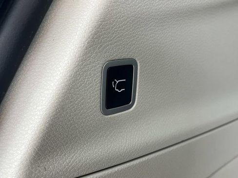 Used 2023 Chrysler Voyager LX FWD image 8