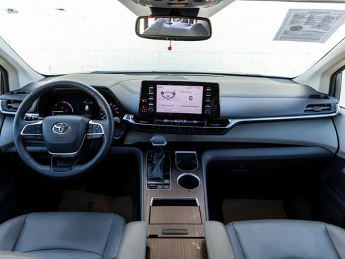 Used 2021 Toyota Sienna XLE FWD image 20
