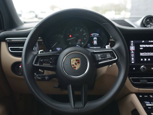 Certified 2025 Porsche Macan image 16