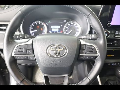 Used 2024 Toyota Highlander XLE FWD image 36