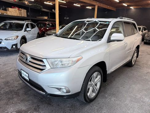 Used 2013 Toyota Highlander Limited w/ Protection Pkg AWD/4WD image 4