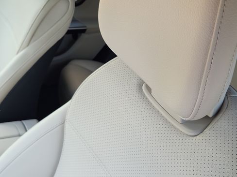 Used 2025 Mercedes-Benz GLC 300 image 8