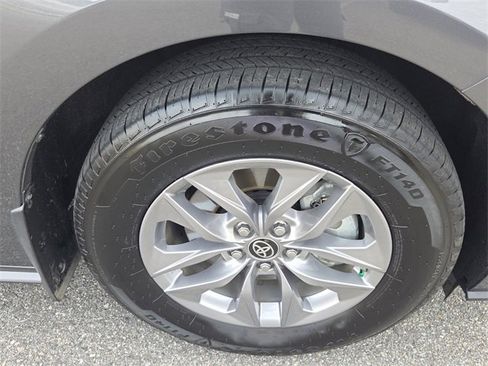 Used 2025 Toyota Sienna XLE image 17