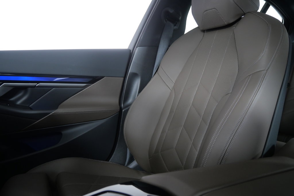 Used 2024 BMW i5 eDrive40i w/ Premium Package RWD image 25