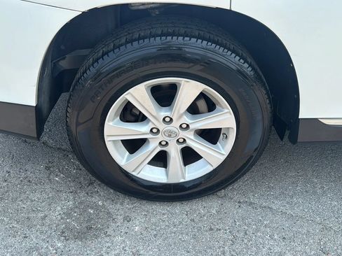 Used 2012 Toyota Highlander SE w/ Tow Pkg FWD image 39