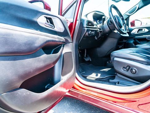 Used 2019 Chrysler Pacifica Touring-L FWD image 21