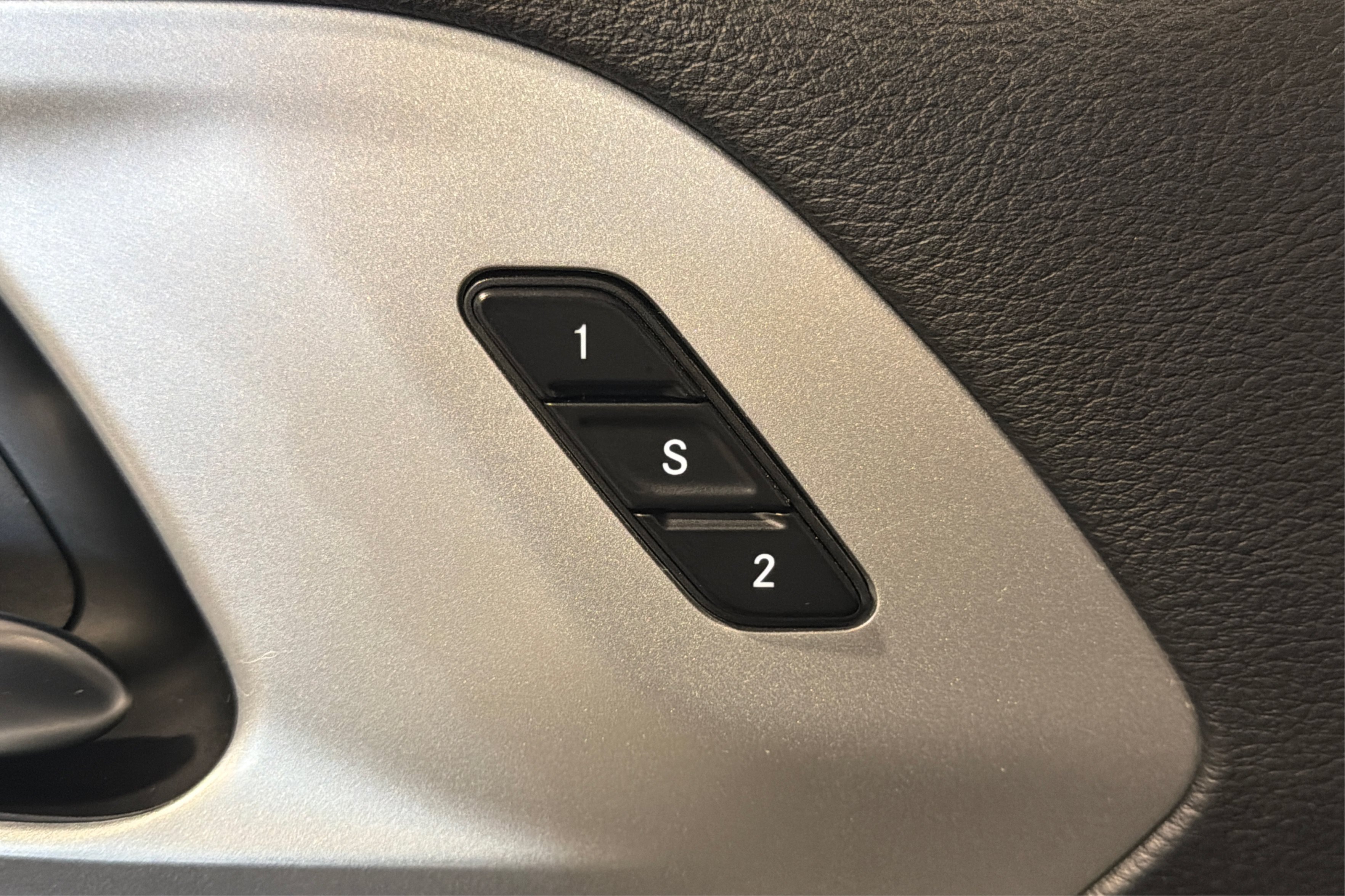 Used 2025 Chrysler Pacifica Limited FWD image 17