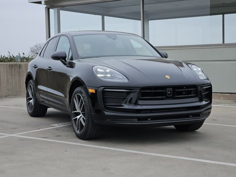 Certified 2025 Porsche Macan image 10