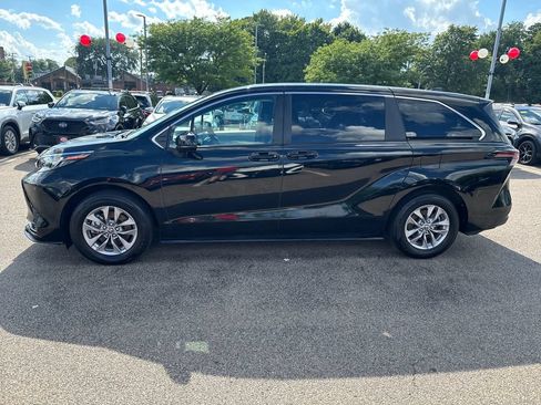 Used 2025 Toyota Sienna LE AWD/4WD image 4