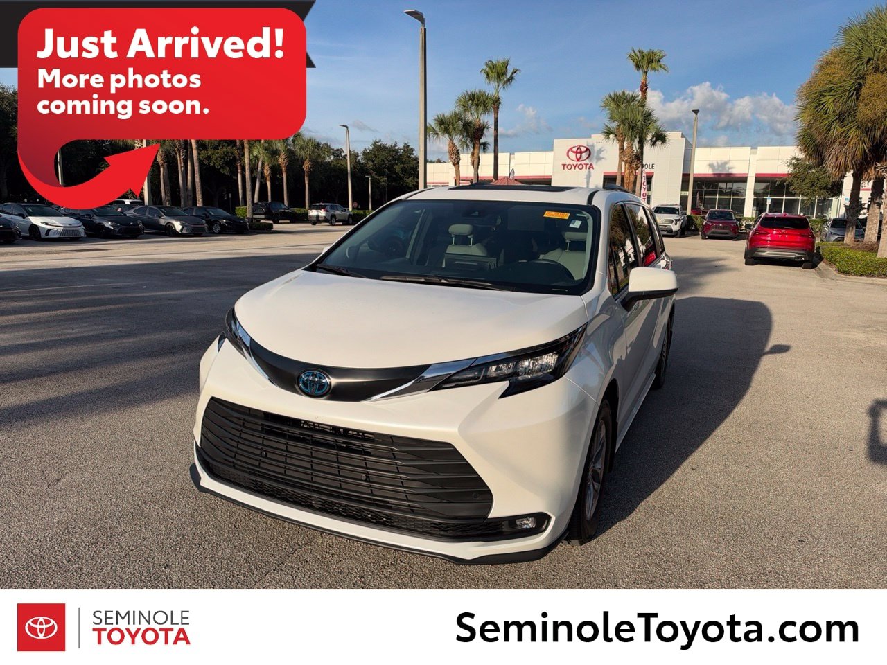 Used 2025 Toyota Sienna XLE w/ XLE Plus Package FWD image 1