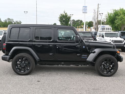 Used 2025 Jeep Wrangler Unlimited Sahara w/ Safety Group AWD/4WD image 11