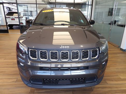 Used 2024 Jeep Compass Latitude AWD/4WD image 2