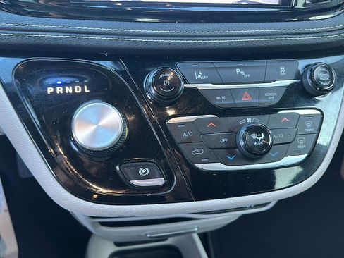 Used 2022 Chrysler Pacifica Touring-L image 28