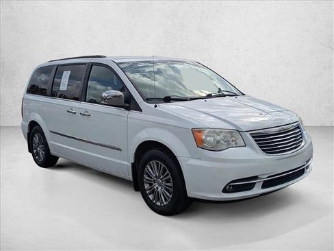 Used 2014 Chrysler Town & Country Touring-L w/ Driver Convenience Group image 3