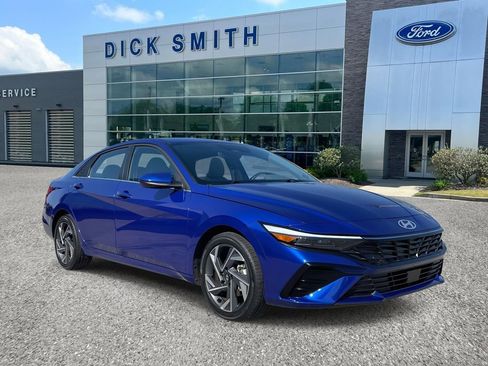 Used 2025 Hyundai Elantra SEL image 1