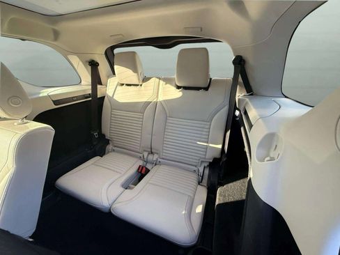Used 2025 Land Rover Discovery S image 27