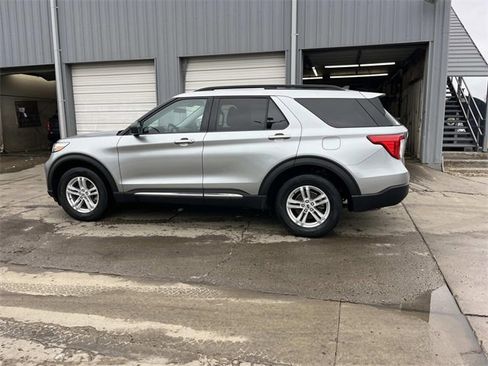 Used 2022 Ford Explorer XLT w/ Equipment Group 202A image 6