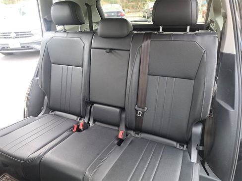 Certified 2022 Volkswagen Tiguan SE w/ Panoramic Sunroof Package image 12