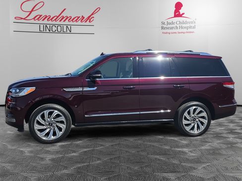 Used 2024 Lincoln Navigator Premiere AWD/4WD image 2
