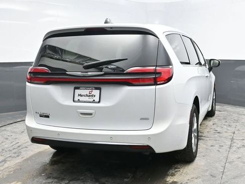 Used 2023 Chrysler Pacifica Touring-L image 6