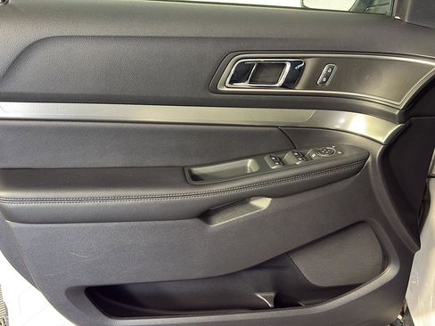 Used 2018 Ford Explorer XLT image 25
