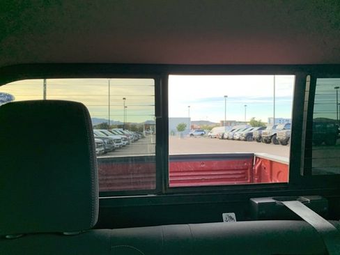 Used 2019 Nissan Titan SV w/ SV Convenience Package image 21