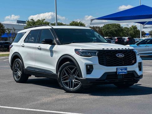 Used 2025 Ford Explorer ST AWD/4WD image 2