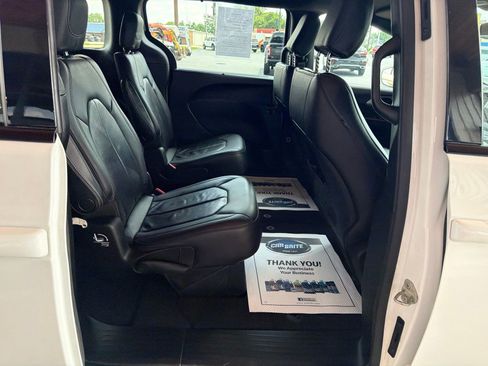 Used 2020 Chrysler Pacifica Touring-L w/ Advanced Safetytec Group AWD/4WD image 4