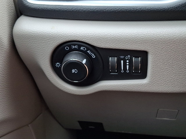 Used 2022 Chrysler Pacifica Limited AWD/4WD image 26
