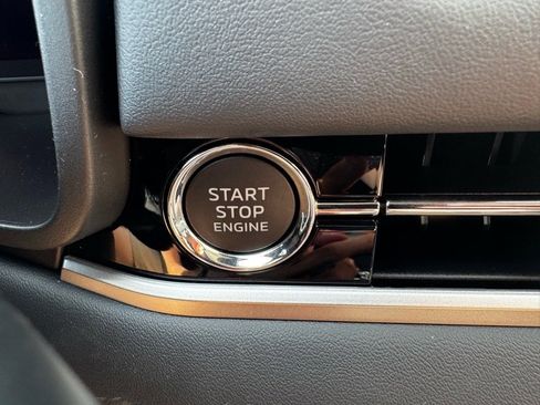 New 2025 Mitsubishi Outlander SE image 34