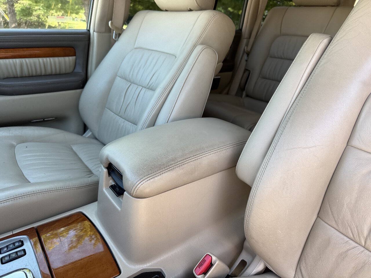Used 2005 Lexus LX 470 4WD w/ Preferred Accessory Pkg image 37