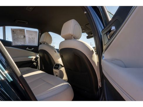 Used 2025 Genesis G70 2.5T image 15