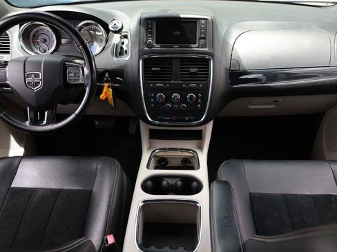 Used 2017 Dodge Grand Caravan SXT FWD image 2