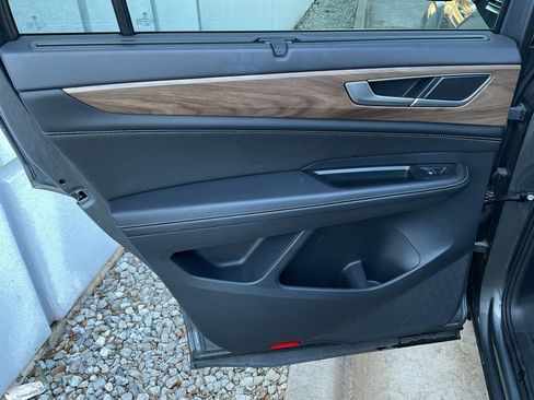 Used 2025 Volkswagen Atlas SE image 19