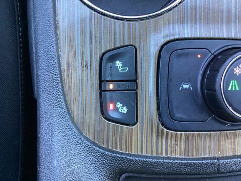 Used 2023 GMC Acadia SLE w/ Driver Convenience Package image 6