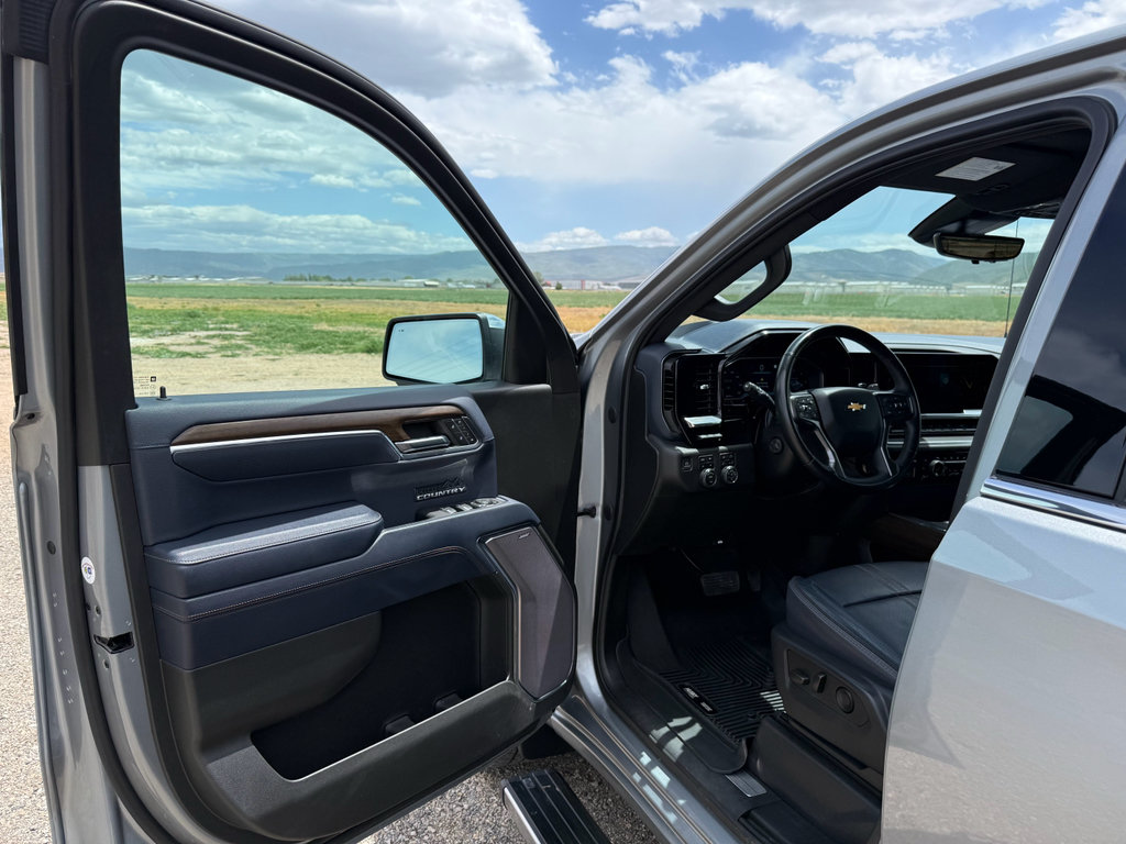 Used 2023 Chevrolet Silverado 1500 High Country w/ Technology Package AWD/4WD image 13