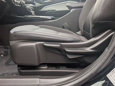 Used 2025 Chevrolet Trax LT w/ LT Convenience Package image 14