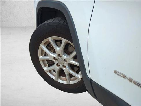 Used 2016 Jeep Cherokee Latitude AWD/4WD image 6
