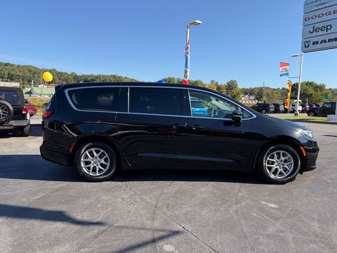 Used 2024 Chrysler Pacifica Touring-L image 3