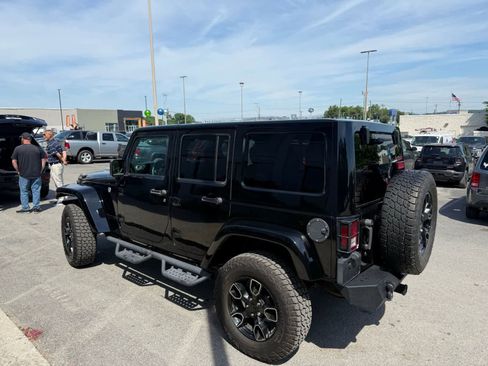 Used 2018 Jeep Wrangler Unlimited Sahara AWD/4WD image 4