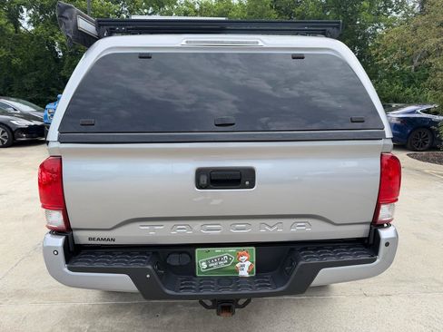 Used 2017 Toyota Tacoma TRD Sport AWD/4WD image 6