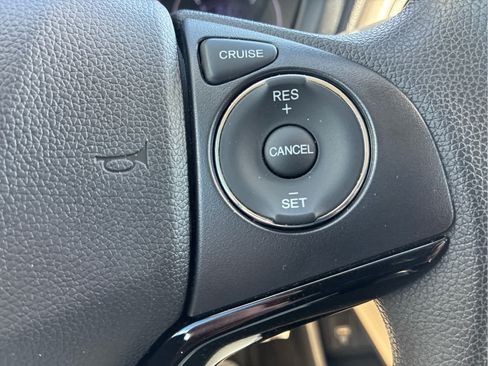 Used 2022 Honda HR-V LX image 9