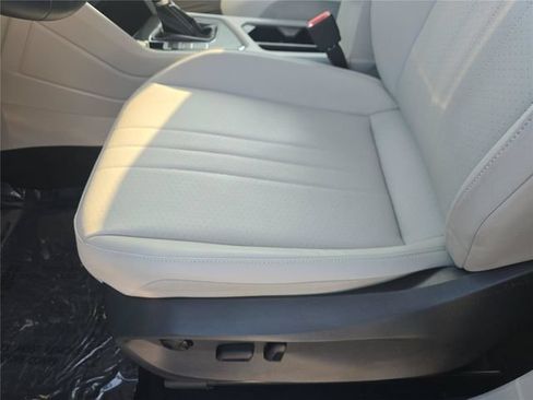 Used 2023 Volkswagen Tiguan SE FWD image 12