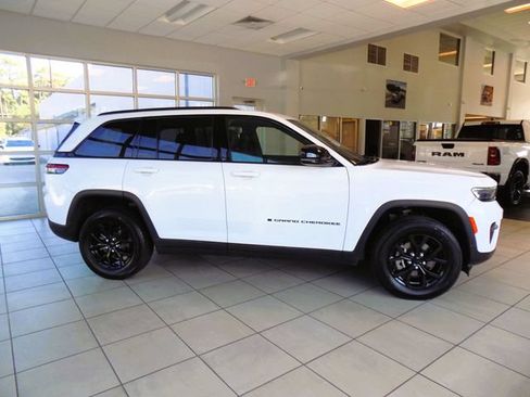 Certified 2024 Jeep Grand Cherokee Altitude RWD image 9