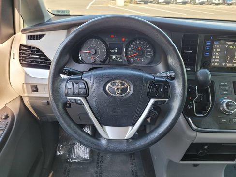 Used 2016 Toyota Sienna LE FWD image 18