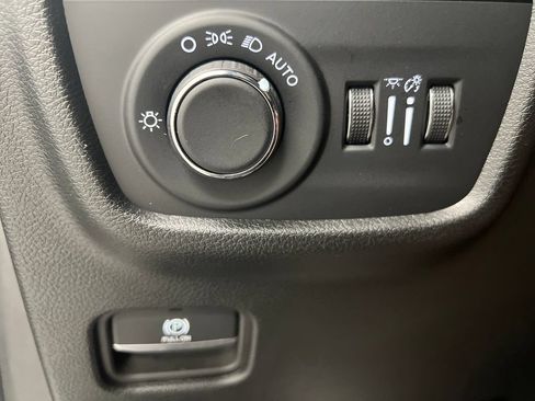 Used 2025 Jeep Grand Cherokee Altitude AWD/4WD image 46